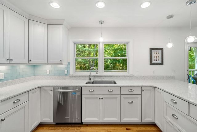 4 Deer Haven Rd, Beverly, MA 01915