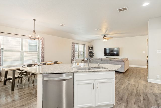 709 Brown Thrasher, San Antonio, TX 78253