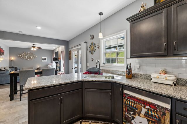 380 Barry Dr, Clarksville, TN 37040