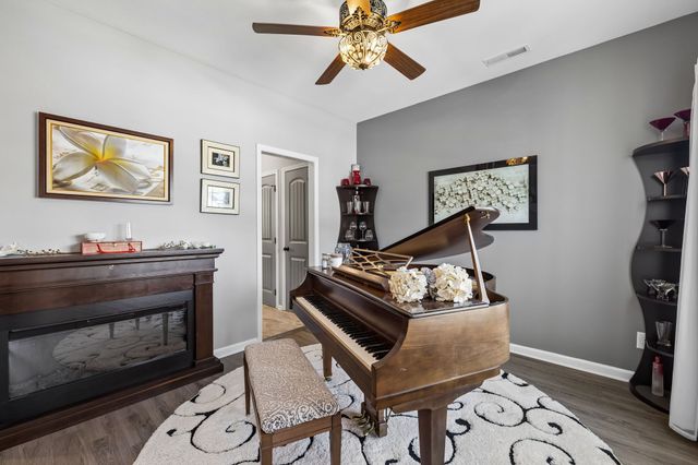 380 Barry Dr, Clarksville, TN 37040