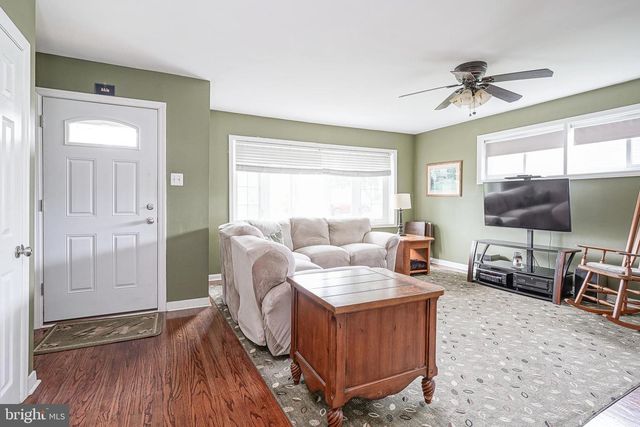5 CYPRESS CIR, West Deptford, NJ 08096