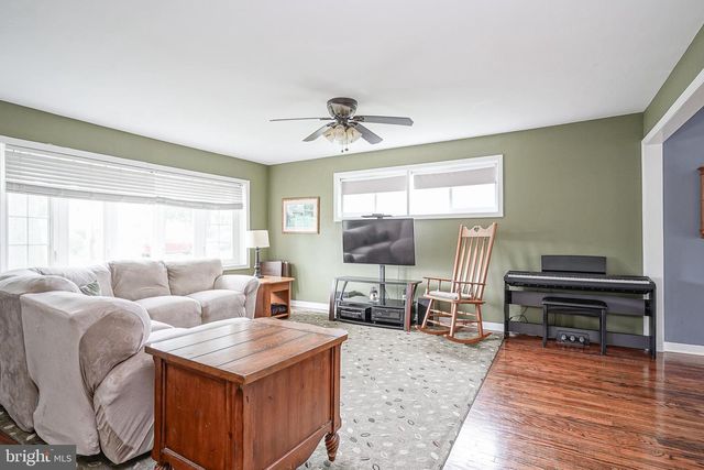 5 CYPRESS CIR, West Deptford, NJ 08096