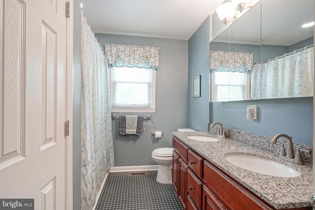 5 CYPRESS CIR, West Deptford, NJ 08096