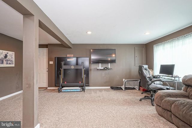 5 CYPRESS CIR, West Deptford, NJ 08096