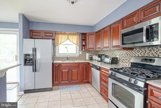 5 CYPRESS CIR, West Deptford, NJ 08096