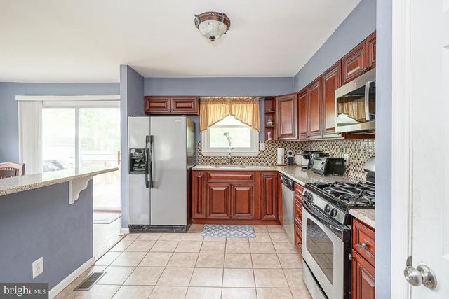 5 CYPRESS CIR, West Deptford, NJ 08096