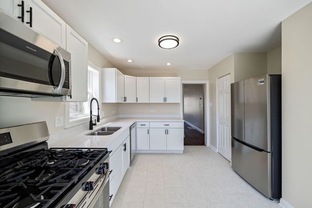 8115 S Troy Street, Chicago, IL 60652
