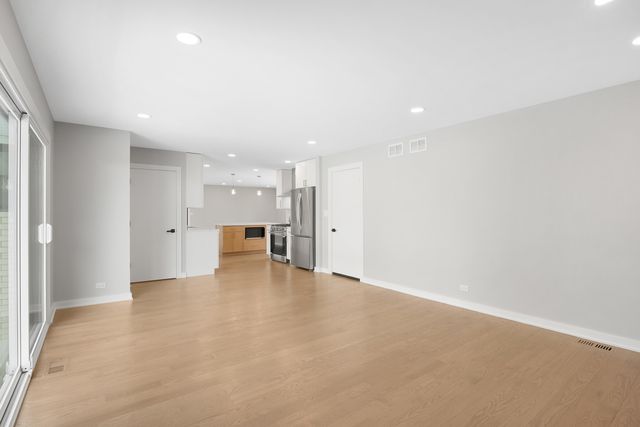 1008 W Ash Drive, Mount Prospect, IL 60056