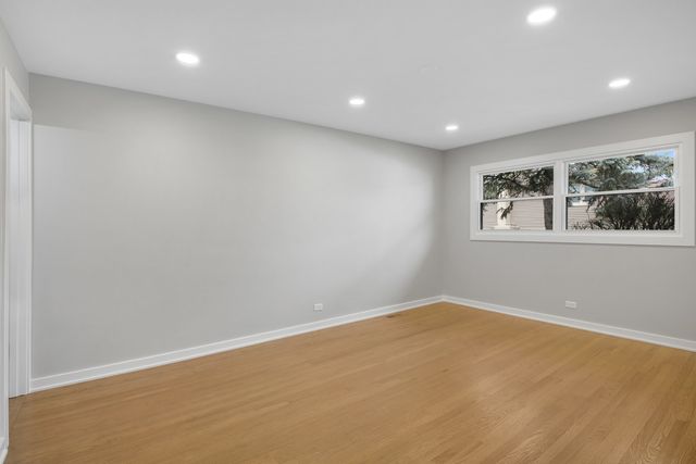 1008 W Ash Drive, Mount Prospect, IL 60056