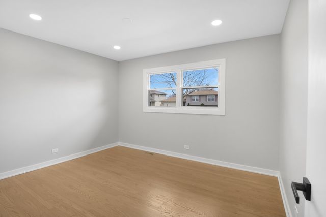 1008 W Ash Drive, Mount Prospect, IL 60056