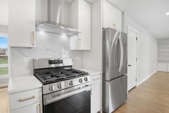 1008 W Ash Drive, Mount Prospect, IL 60056