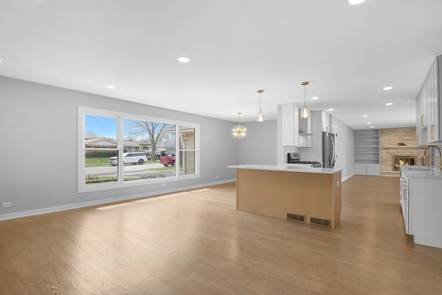 1008 W Ash Drive, Mount Prospect, IL 60056