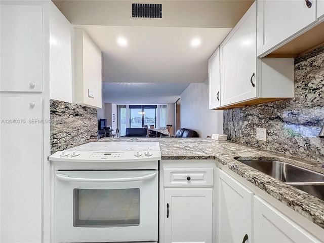 4545 Luxemburg Ct 103, Lake Worth, FL 33467