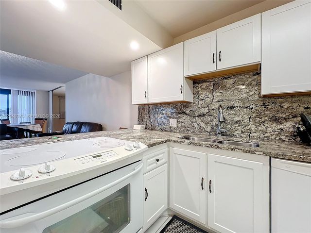 4545 Luxemburg Ct 103, Lake Worth, FL 33467