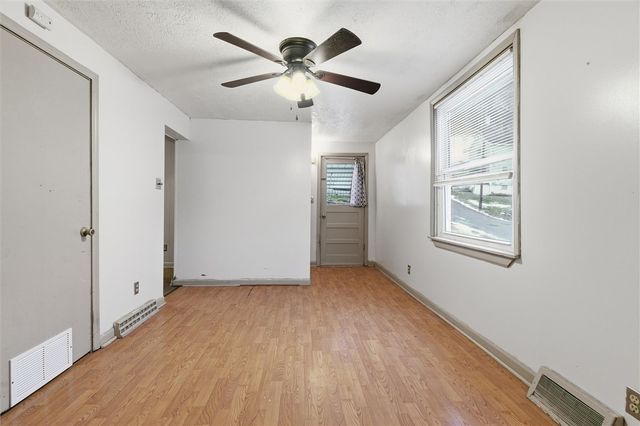 702 Mckinley Ave, East Vandergrift, PA 15629