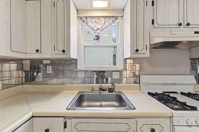 702 Mckinley Ave, East Vandergrift, PA 15629