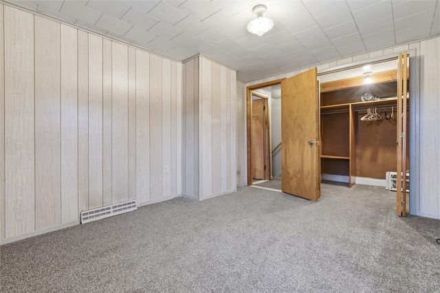 702 Mckinley Ave, East Vandergrift, PA 15629