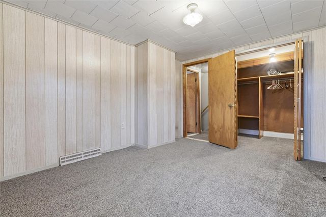 702 Mckinley Ave, East Vandergrift, PA 15629