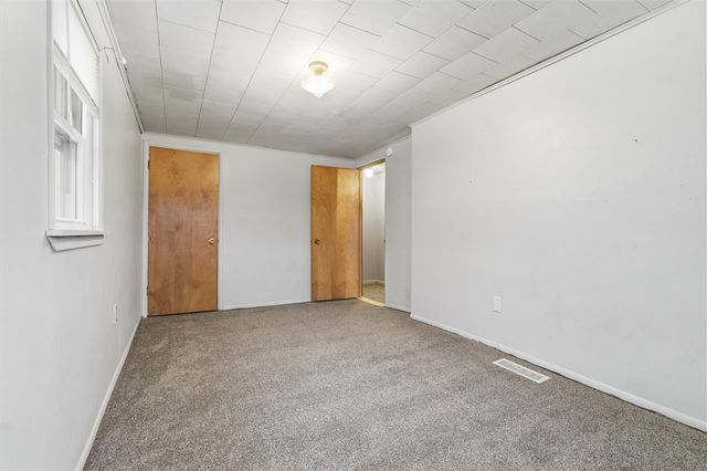 702 Mckinley Ave, East Vandergrift, PA 15629