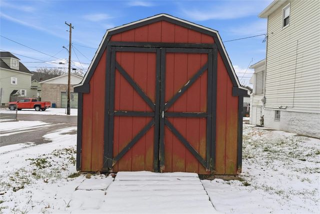 702 Mckinley Ave, East Vandergrift, PA 15629