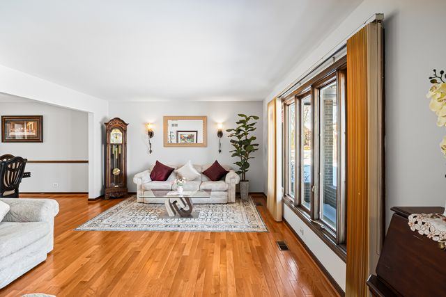 1130 N Thatcher Lane, Addison, IL 60101