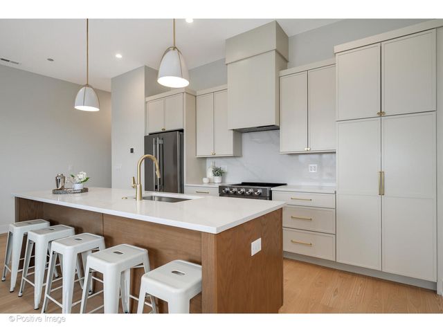 5340 N Lincoln Avenue 201, Chicago, IL 60625