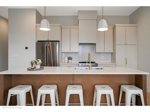 5340 N Lincoln Avenue 201, Chicago, IL 60625