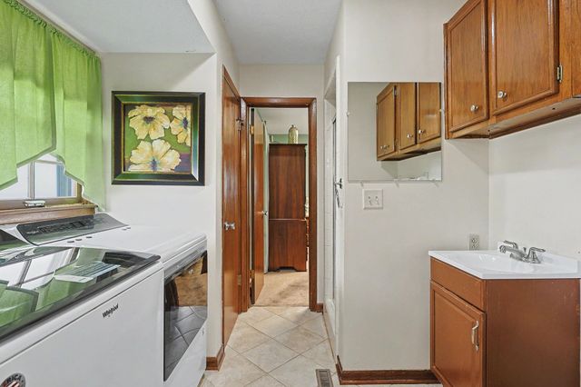 1124 S Barlow St, Wichita, KS 67207