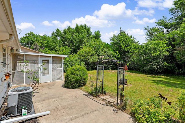 1124 S Barlow St, Wichita, KS 67207