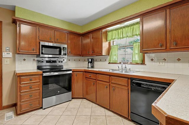 1124 S Barlow St, Wichita, KS 67207