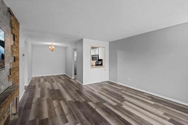 4120 Parklawn Avenue 120, Edina, MN 55435