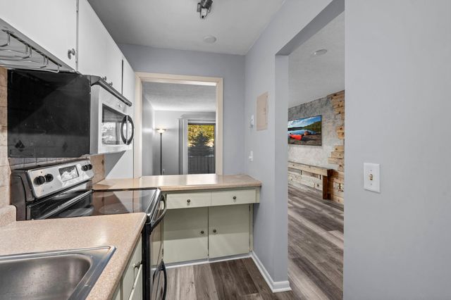 4120 Parklawn Avenue 120, Edina, MN 55435