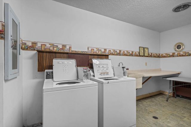 4120 Parklawn Avenue 120, Edina, MN 55435