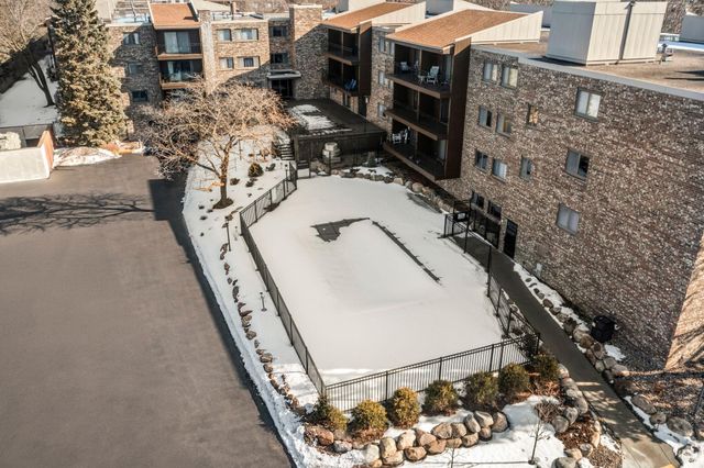 4120 Parklawn Avenue 120, Edina, MN 55435