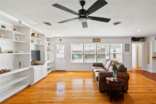 335 Laurel Dr, Corpus Christi, TX 78404