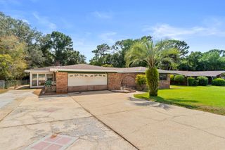 32 Walnut Avenue, Shalimar, FL 32579