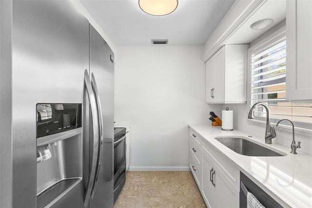 521 W VENICE AVENUE 16, Venice, FL 34285