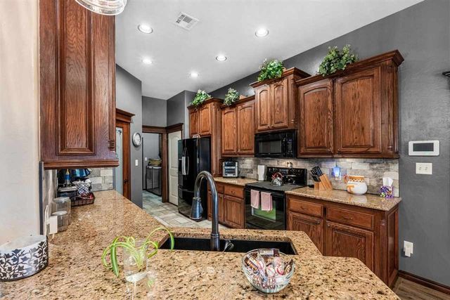 282 Road Runner Dr, Fletcher, OK 73541