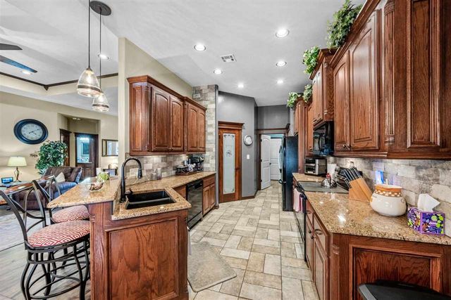 282 Road Runner Dr, Fletcher, OK 73541