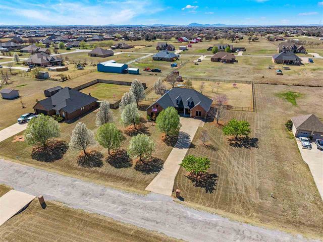 282 Road Runner Dr, Fletcher, OK 73541