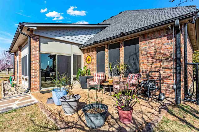 282 Road Runner Dr, Fletcher, OK 73541