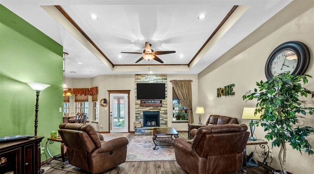 282 Road Runner Dr, Fletcher, OK 73541