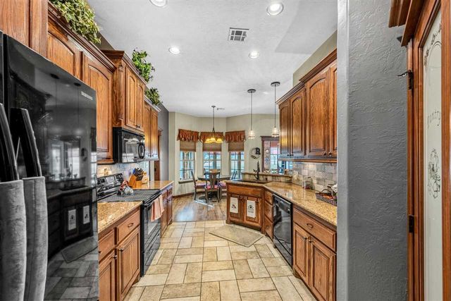 282 Road Runner Dr, Fletcher, OK 73541