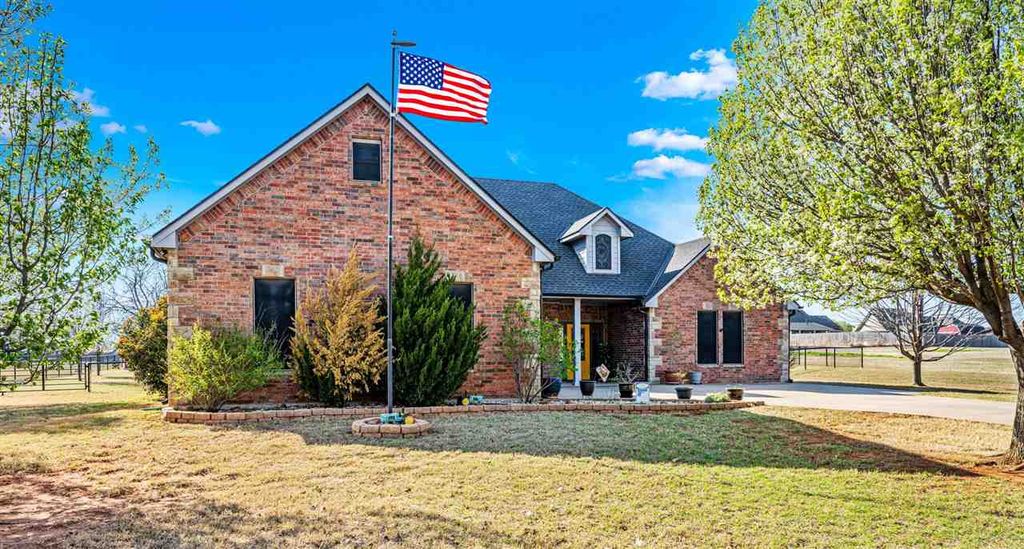 282 Road Runner Dr, Fletcher, OK 73541