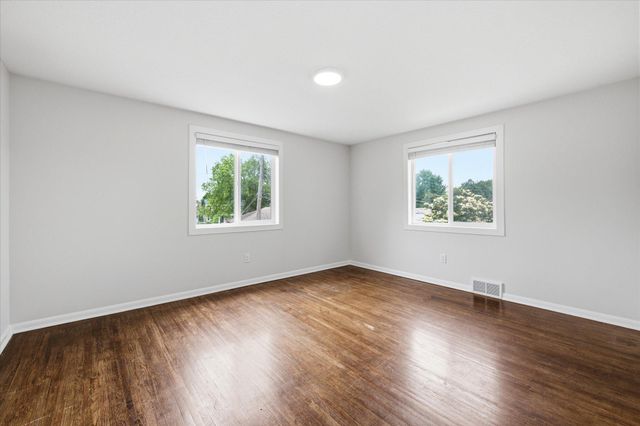 952 Logan Lane, South Saint Paul, MN 55075