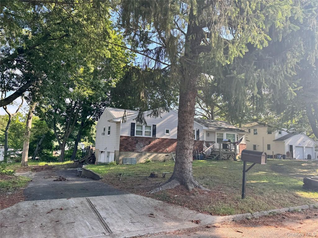 3 Somerset Court, East Setauket, NY 11733