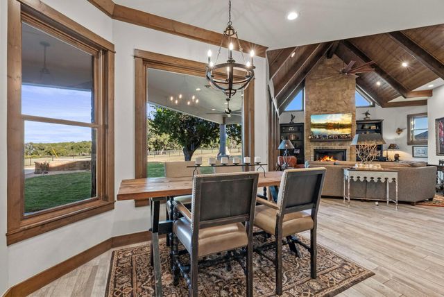 901 Crown LN, Burnet, TX 78611