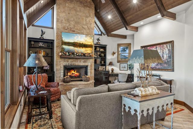 901 Crown LN, Burnet, TX 78611