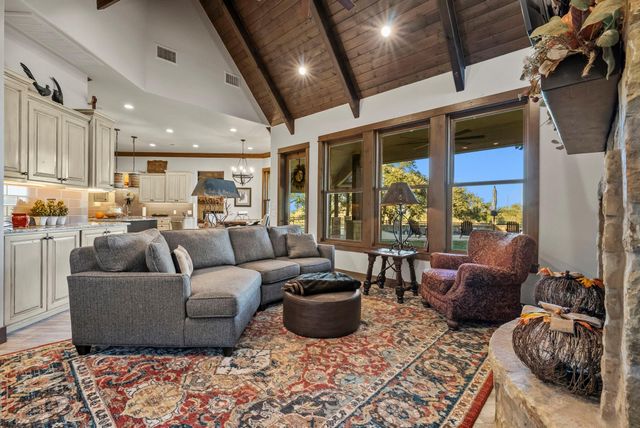 901 Crown LN, Burnet, TX 78611