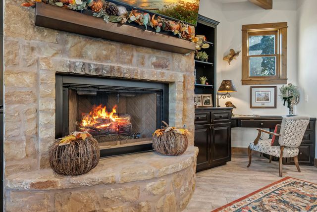 901 Crown LN, Burnet, TX 78611